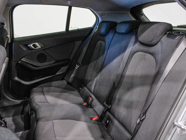 BMW Serie 1 118d color Gris. Año 2024. 110KW(150CV). Diésel. En concesionario Barcelona Premium -- GRAN VIA de Barcelona