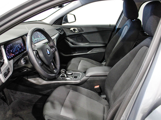 BMW Serie 1 118d color Gris. Año 2024. 110KW(150CV). Diésel. En concesionario Barcelona Premium -- GRAN VIA de Barcelona