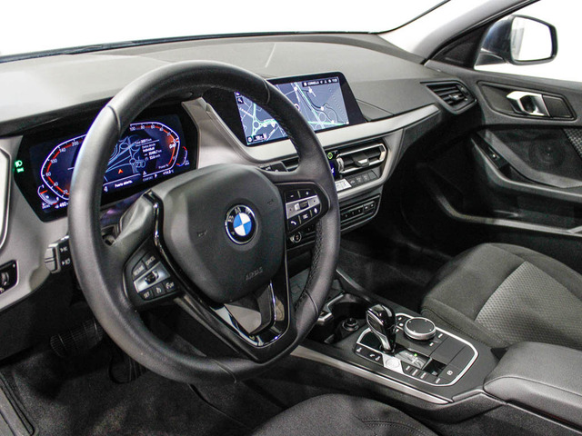 BMW Serie 1 118d color Gris. Año 2024. 110KW(150CV). Diésel. En concesionario Barcelona Premium -- GRAN VIA de Barcelona