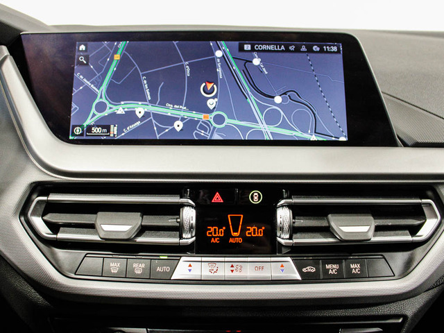 BMW Serie 1 118d color Gris. Año 2024. 110KW(150CV). Diésel. En concesionario Barcelona Premium -- GRAN VIA de Barcelona