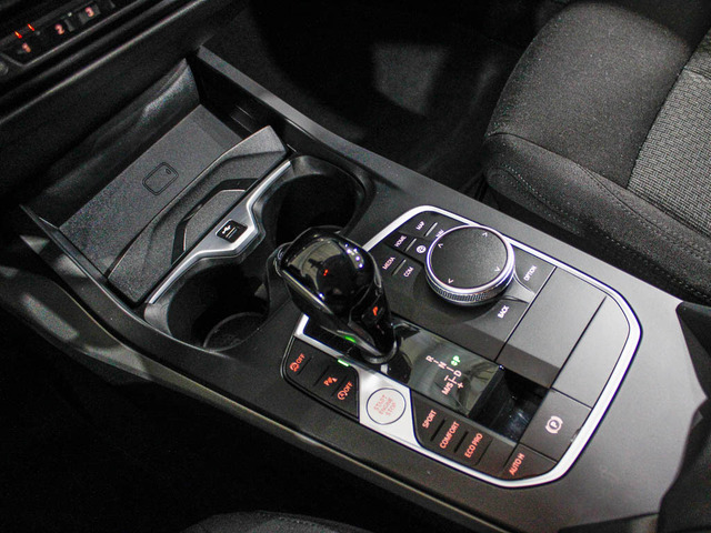 BMW Serie 1 118d color Gris. Año 2024. 110KW(150CV). Diésel. En concesionario Barcelona Premium -- GRAN VIA de Barcelona