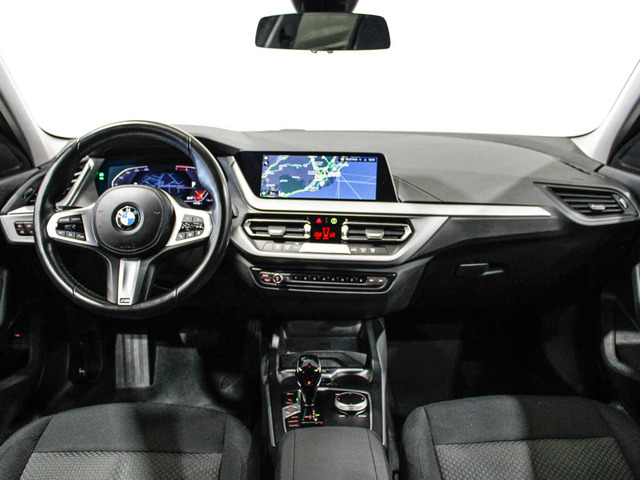 BMW Serie 1 118i color Blanco. Año 2024. 103KW(140CV). Gasolina. En concesionario Barcelona Premium -- GRAN VIA de Barcelona