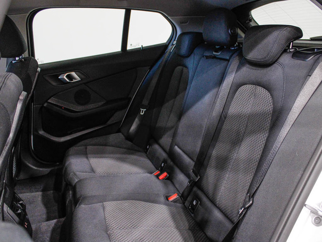 BMW Serie 1 118i color Blanco. Año 2024. 103KW(140CV). Gasolina. En concesionario Barcelona Premium -- GRAN VIA de Barcelona