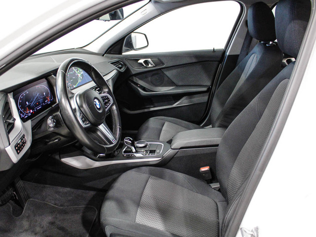 BMW Serie 1 118i color Blanco. Año 2024. 103KW(140CV). Gasolina. En concesionario Barcelona Premium -- GRAN VIA de Barcelona