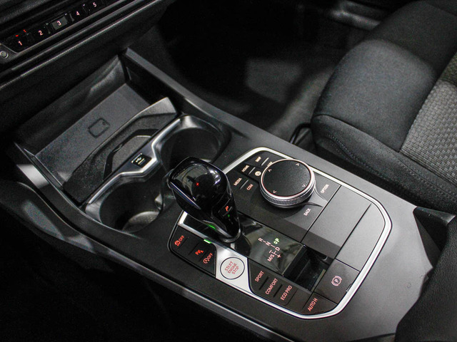 BMW Serie 1 118i color Blanco. Año 2024. 103KW(140CV). Gasolina. En concesionario Barcelona Premium -- GRAN VIA de Barcelona