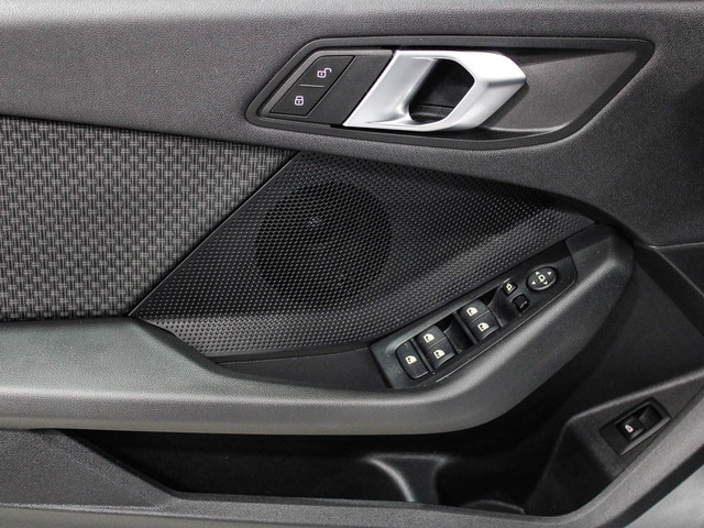 BMW Serie 1 118i color Blanco. Año 2024. 103KW(140CV). Gasolina. En concesionario Barcelona Premium -- GRAN VIA de Barcelona