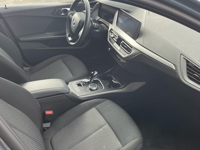 BMW Serie 1 118d color Gris. Año 2024. 110KW(150CV). Diésel. En concesionario Grünblau Motor (Bmw y Mini) de Cantabria