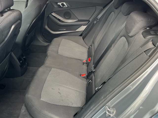 BMW Serie 1 118d color Gris. Año 2024. 110KW(150CV). Diésel. En concesionario Grünblau Motor (Bmw y Mini) de Cantabria