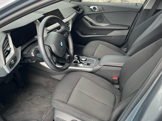 BMW Serie 1 118d color Gris. Año 2024. 110KW(150CV). Diésel. En concesionario Grünblau Motor (Bmw y Mini) de Cantabria