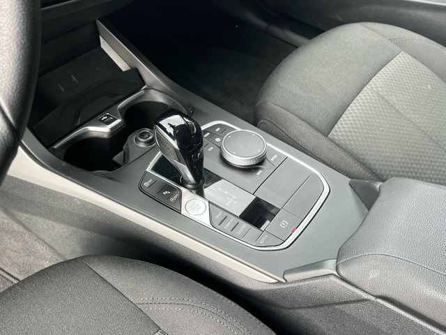 BMW Serie 1 118d color Gris. Año 2024. 110KW(150CV). Diésel. En concesionario Grünblau Motor (Bmw y Mini) de Cantabria