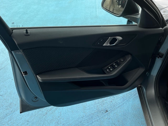 BMW Serie 1 118d color Gris. Año 2024. 110KW(150CV). Diésel. En concesionario Grünblau Motor (Bmw y Mini) de Cantabria