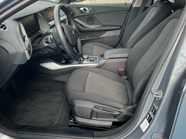 BMW Serie 1 118d color Gris. Año 2024. 110KW(150CV). Diésel. En concesionario Grünblau Motor (Bmw y Mini) de Cantabria