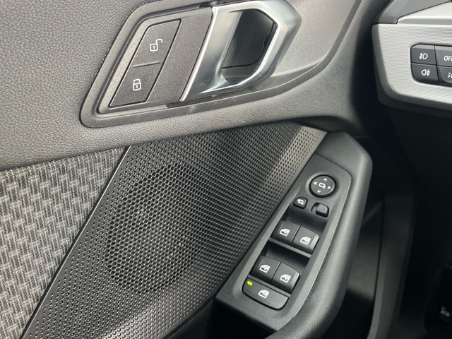 BMW Serie 1 118d color Gris. Año 2024. 110KW(150CV). Diésel. En concesionario Grünblau Motor (Bmw y Mini) de Cantabria