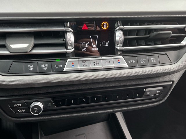 BMW Serie 1 118d color Gris. Año 2024. 110KW(150CV). Diésel. En concesionario Grünblau Motor (Bmw y Mini) de Cantabria