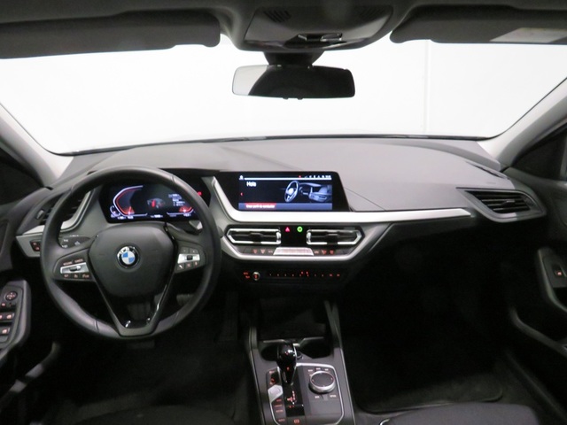 BMW Serie 1 118d color Gris. Año 2024. 110KW(150CV). Diésel. En concesionario Lugauto S.A. de Lugo