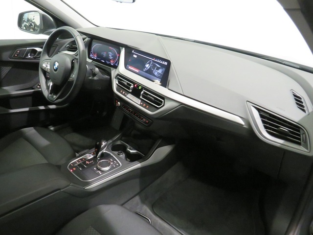 BMW Serie 1 118d color Gris. Año 2024. 110KW(150CV). Diésel. En concesionario Lugauto S.A. de Lugo