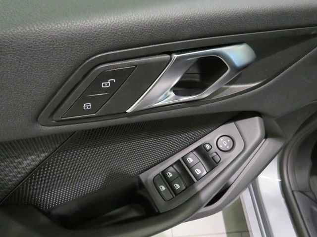 BMW Serie 1 118d color Gris. Año 2024. 110KW(150CV). Diésel. En concesionario Lugauto S.A. de Lugo