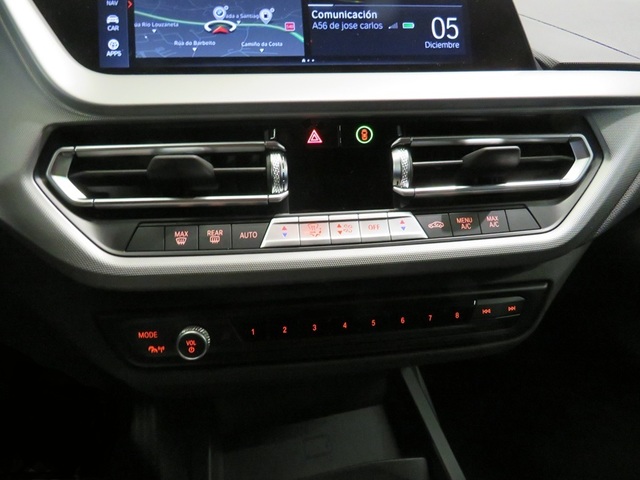 BMW Serie 1 118d color Gris. Año 2024. 110KW(150CV). Diésel. En concesionario Lugauto S.A. de Lugo