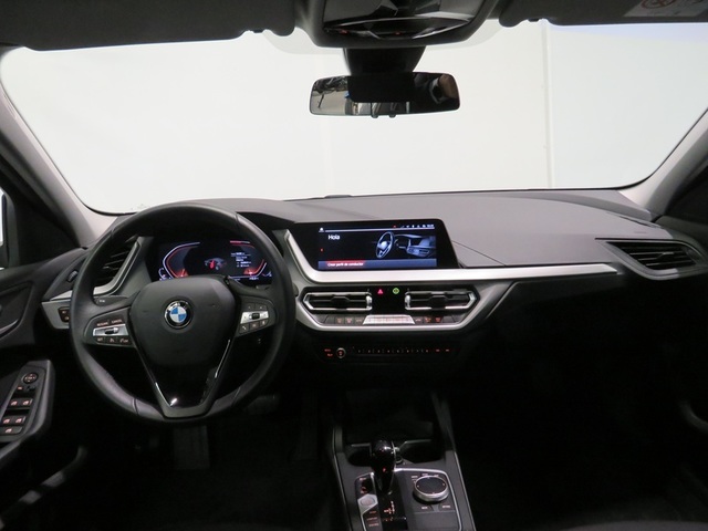 BMW Serie 1 118d color Gris. Año 2024. 110KW(150CV). Diésel. En concesionario Lugauto S.A. de Lugo