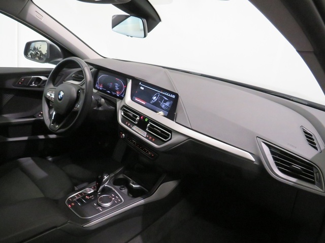 BMW Serie 1 118d color Gris. Año 2024. 110KW(150CV). Diésel. En concesionario Lugauto S.A. de Lugo