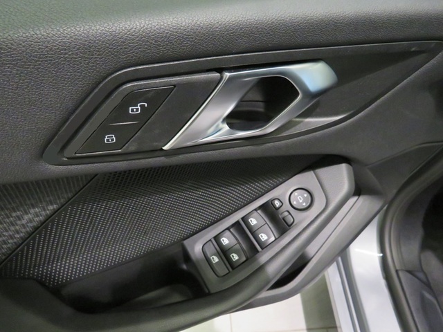 BMW Serie 1 118d color Gris. Año 2024. 110KW(150CV). Diésel. En concesionario Lugauto S.A. de Lugo