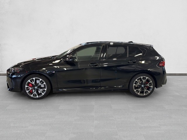 BMW Serie 1 M135i color Negro. Año 2025. 221KW(300CV). Gasolina. En concesionario Enekuri Motor de Vizcaya