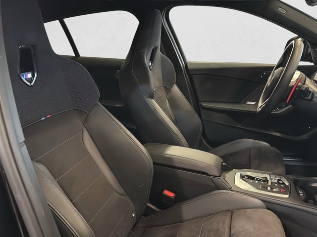 BMW Serie 1 M135i color Negro. Año 2025. 221KW(300CV). Gasolina. En concesionario Enekuri Motor de Vizcaya