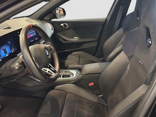 BMW Serie 1 M135i color Negro. Año 2025. 221KW(300CV). Gasolina. En concesionario Enekuri Motor de Vizcaya