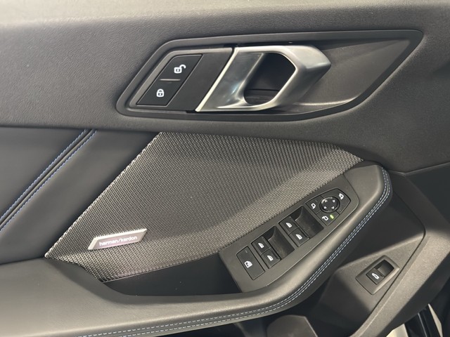 BMW Serie 1 M135i color Negro. Año 2025. 221KW(300CV). Gasolina. En concesionario Enekuri Motor de Vizcaya