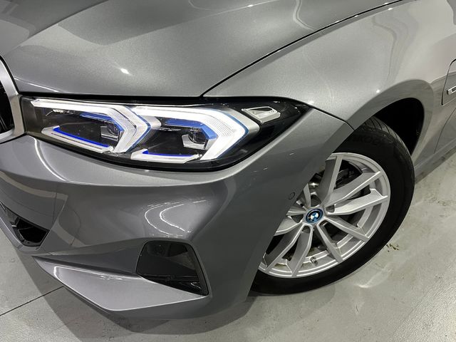 BMW Serie 3 320e color Gris. Año 2024. 150KW(204CV). Híbrido Electro/Gasolina. En concesionario Unicars Ponent de Lleida