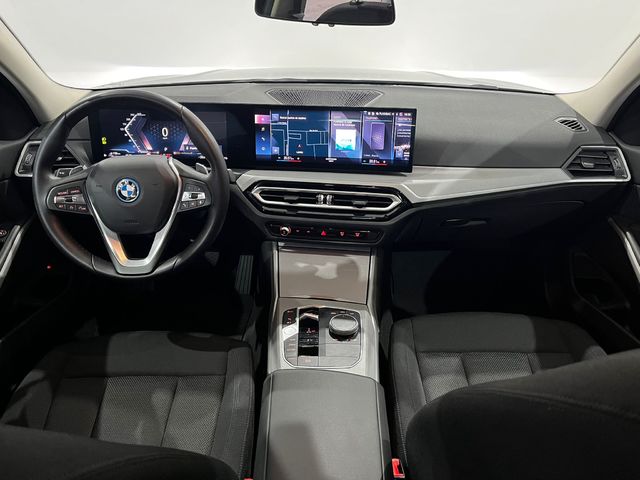 BMW Serie 3 320e color Gris. Año 2024. 150KW(204CV). Híbrido Electro/Gasolina. En concesionario Unicars Ponent de Lleida