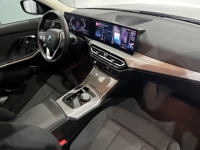 BMW Serie 3 320e color Gris. Año 2024. 150KW(204CV). Híbrido Electro/Gasolina. En concesionario Unicars Ponent de Lleida