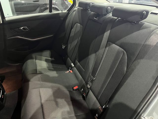 BMW Serie 3 320e color Gris. Año 2024. 150KW(204CV). Híbrido Electro/Gasolina. En concesionario Unicars Ponent de Lleida