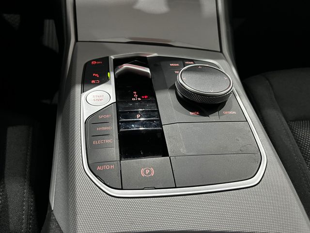 BMW Serie 3 320e color Gris. Año 2024. 150KW(204CV). Híbrido Electro/Gasolina. En concesionario Unicars Ponent de Lleida