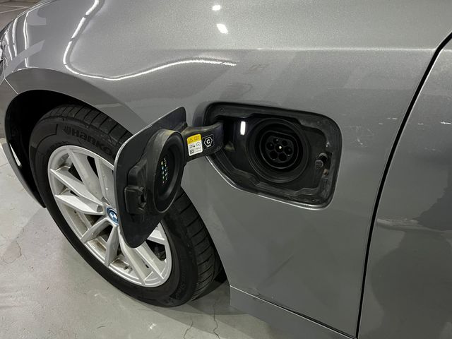 BMW Serie 3 320e color Gris. Año 2024. 150KW(204CV). Híbrido Electro/Gasolina. En concesionario Unicars Ponent de Lleida