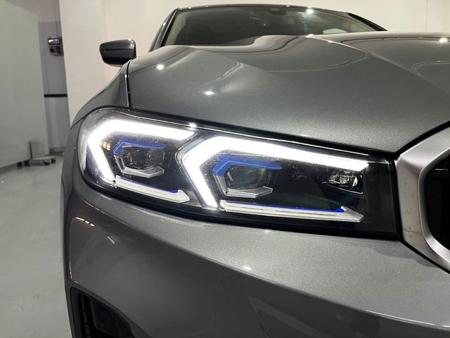 BMW Serie 3 320e color Gris. Año 2024. 150KW(204CV). Híbrido Electro/Gasolina. En concesionario Unicars Ponent de Lleida