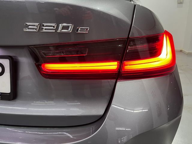 BMW Serie 3 320e color Gris. Año 2024. 150KW(204CV). Híbrido Electro/Gasolina. En concesionario Unicars Ponent de Lleida