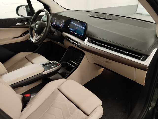 BMW Serie 2 218d Active Tourer color Verde. Año 2024. 110KW(150CV). Diésel. En concesionario Autoberón de La Rioja