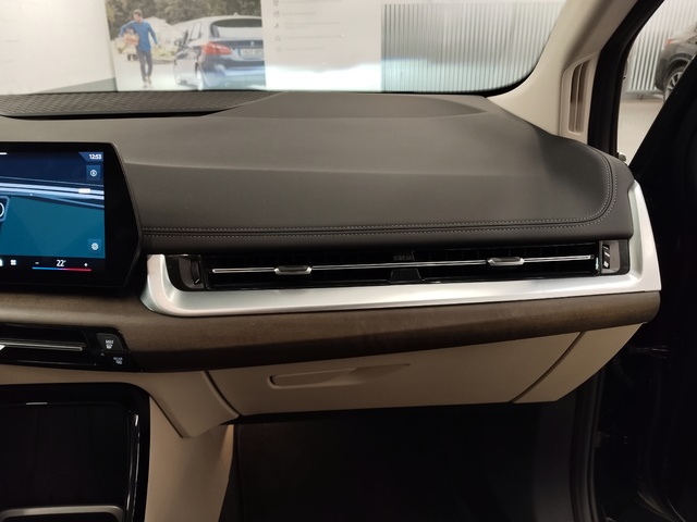 BMW Serie 2 218d Active Tourer color Verde. Año 2024. 110KW(150CV). Diésel. En concesionario Autoberón de La Rioja