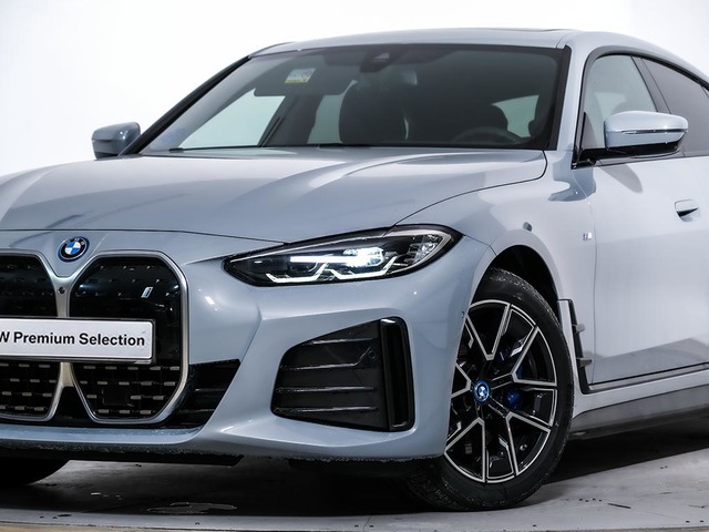 BMW i4 eDrive40 color Gris. Año 2024. 250KW(340CV). Eléctrico. En concesionario Oliva Motor Tarragona de Tarragona