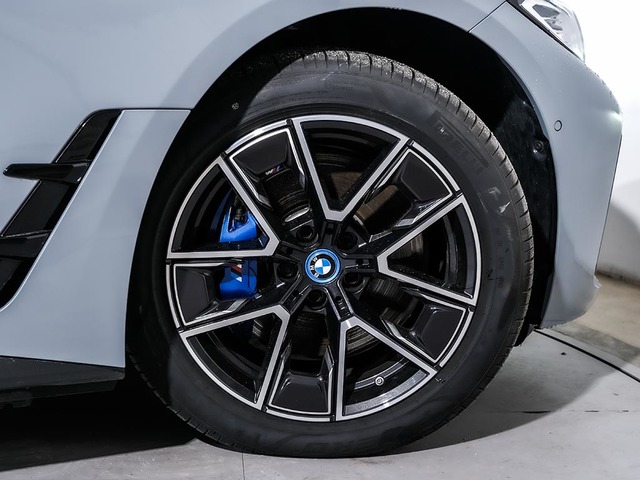 BMW i4 eDrive40 color Gris. Año 2024. 250KW(340CV). Eléctrico. En concesionario Oliva Motor Tarragona de Tarragona