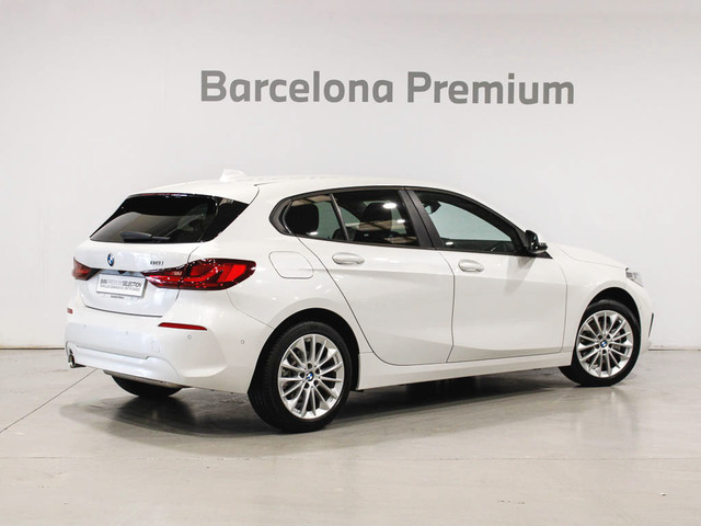 BMW Serie 1 118i color Blanco. Año 2024. 103KW(140CV). Gasolina. En concesionario Barcelona Premium -- GRAN VIA de Barcelona