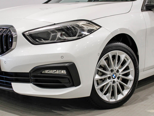 BMW Serie 1 118i color Blanco. Año 2024. 103KW(140CV). Gasolina. En concesionario Barcelona Premium -- GRAN VIA de Barcelona