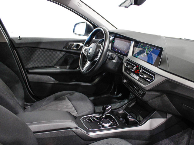 BMW Serie 1 118i color Blanco. Año 2024. 103KW(140CV). Gasolina. En concesionario Barcelona Premium -- GRAN VIA de Barcelona