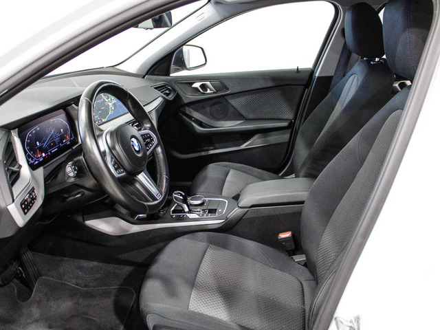 BMW Serie 1 118i color Blanco. Año 2024. 103KW(140CV). Gasolina. En concesionario Barcelona Premium -- GRAN VIA de Barcelona