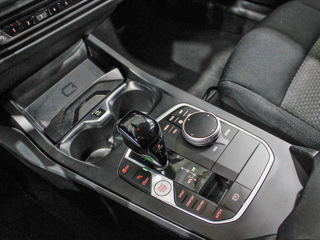 BMW Serie 1 118i color Blanco. Año 2024. 103KW(140CV). Gasolina. En concesionario Barcelona Premium -- GRAN VIA de Barcelona