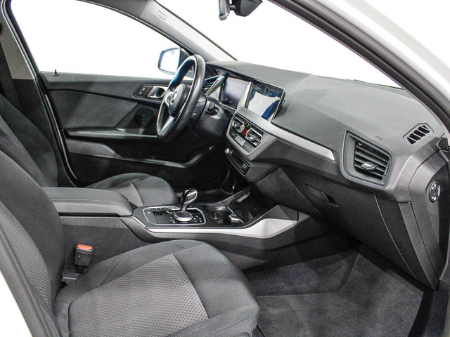 BMW Serie 1 118i color Blanco. Año 2024. 103KW(140CV). Gasolina. En concesionario Barcelona Premium -- GRAN VIA de Barcelona