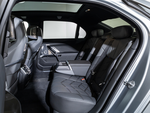 BMW Serie 7 M760e color Gris. Año 2025. 420KW(571CV). Híbrido Electro/Gasolina. En concesionario Oliva Motor Girona de Girona