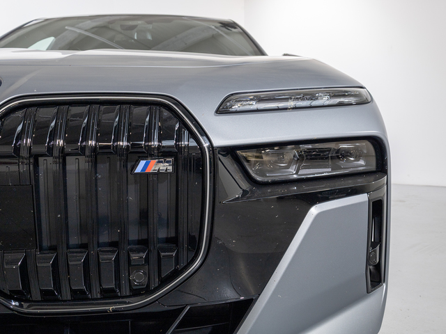 BMW Serie 7 M760e color Gris. Año 2025. 420KW(571CV). Híbrido Electro/Gasolina. En concesionario Oliva Motor Girona de Girona