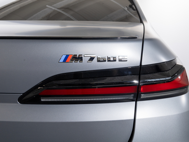 BMW Serie 7 M760e color Gris. Año 2025. 420KW(571CV). Híbrido Electro/Gasolina. En concesionario Oliva Motor Girona de Girona